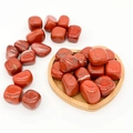 Pietre di diaspro rosso levigate in un vassoio di legno a forma di cuore per decorazione - Diaspro Rosso / 100 g