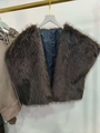 Detailopname van donkerbruin imitatiebont vest met zachte textuur op gouden hanger - S / koffiekleur