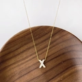 Collier minimaliste en chaîne trombone dorée avec pendentif lettre X en nacre blanche - Lettre X