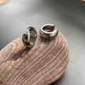 Minimalistische silberne Chunky Huggie Creolen aus 316L Edelstahl mit poliertem Finish - Stahlfarbe