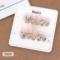Rosafarbene Press-on-Nägel mit Glitzerverlauf und Strasssteinen auf weißer Displaykarte - XS / Nude Pink Strass Stil (SD025)