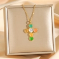 Collana a croce dorata con zirconi colorati a cuore su sfondo di seta di alta qualità - Croce d'Oro (8628)