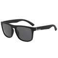 Lunettes de soleil polarisées avec monture noir mat et verres gris pour l'extérieur - Monture noire étiquette argentée verres gris / [attributs Du Produit] Ce Produit Est Une Paire De Lunettes De Soleil Polarisées Noires. Visuellement Elles Présentent Une Monture Noire Mate Et Des Verres Gris Foncé. Les Branches Sont Ornées D'éléments Décoratifs En Métal Argenté Affichant Clairement La Mention « Polarisé » Indiquant Ainsi Leur Fonction De Protection Oculaire Polarisée. Leur Style Simple Et Neutre En Fait Un Modèle Polyvalent Pour Les Activités De Plein Air. [présentation Visuelle] L'image Est Présentée Au Format Plat Standard Sur Un Fond Blanc Pur Avec Une Composition Équilibrée. La Qualité D'image Est [élevée] Avec Une Mise Au Point Précise Mettant Clairement En Valeur La Texture Mate De La Monture. L'attrait Esthétique Est [élevé] Avec Une Note Globale De [82]. L'éclairage Et Les Ombres Sont Naturels Sans Défauts Apparents. Bien Qu'elle Manque D'une Certaine Émotion Elle Témoigne D'un Grand Professionnalisme. [contenu Textuel] Le Groupe De Texte Contient Uniquement La Mention « Polarisé » Sur Les Branches. Ce Texte Descriptif Fonctionnel Est Imprimé Sur Le Produit Lui-même Et N'a Pas Été Ajouté Ultérieurement. Il Est Conforme Aux Règles Des Plateformes Transfrontalières ; Il Est Recommandé De Le Conserver. [étiquettes Logistiques] Aucune [risque De Contrefaçon] Le Design Du Produit Est De Style Générique Sans Logo De Marque Connue Ni Forme Spéciale Protégée. La Probabilité De Contrefaçon Est Nulle. Le Fond Est Uni Ne Présentant Aucun Risque De Contrefaçon. [paramètres Du Produit] Couleur : Noir ; Fonction : Polarisé.