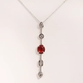 Dettaglio della collana placcata in oro 18K con gemma rossa ovale e piccoli accenti chiari - Oro Bianco