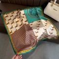 Foulard quadrato effetto seta con stampa di cavalli e bordo verde su borsa bianca - 70x70cm / Verde Pavone (FJ790-1)