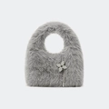 Detail van de kleine grijze faux fur handtas met pluche textuur en bloem hanger - Stofgrijs