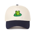 Broderie détaillée de grenouille sur nénuphar sur le devant d'une casquette bicolore - Blanc Cassé et Bleu Marine