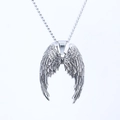 Collana in acciaio inossidabile argento con ciondolo a cuore e ali d'angelo dettagliate - Stile Ali di Piuma (A0703-1)