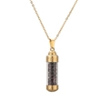 Primer plano detallado del collar con colgante de cápsula dorada y piedras rojas sobre blanco - 304 Oro Granate