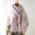 Détail d'une écharpe en mohair lavande montrant la maille épaisse et les longs franges - Rose Pourpre Clair / 240x38cm