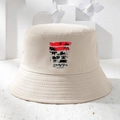 Cappello a secchiello beige con stampa Sunset Beach e palma su uno sfondo bianco pulito - Taglia unica / Beige
