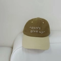 Detalle del bordado 'don't give up' en una gorra de béisbol bicolor en color caqui y beige - Ajustable (56-60cm) / Caqui (Contraste Caqui y Beige)