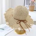 Détail d'un chapeau en paille beige orné de marguerites blanches et d'un nœud en cuir - Beige Avec Petite Fleur Blanche