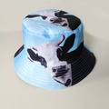 Détail du motif de vache bleu ciel et de la texture du tissu sur le chapeau bob réversible - Vache Bleue