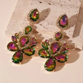 Dettaglio macro di orecchini di lusso con pendenti in cristallo e strass colorati - Stile Goccia Viola Verde (WE1422)