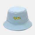 Détail de la broderie tournesol sur un chapeau bob en coton bleu clair avec coutures - M (56-58cm) / Bleu clair