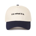 Dettaglio cappello baseball 5-panel con ricamo it is what it is e visiera blu notte - Regolabile / Bianco Sporco/Blu Navy