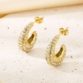 Gros plan sur des boucles d'oreilles ovales en C dorées avec pavé de cristaux brillants - Style Strass en Forme de C (KE112507-KFC) / Or