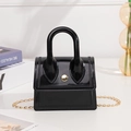 Schwarze Mini-Gelee-Handtasche mit V-Textur und abnehmbarem goldener Kettengurt - Schwarz