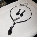 Conjunto de joyas con collar y pendientes de cristal negro en una caja de regalo blanca - Conjunto-Negro