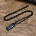 Detalle del colgante rectangular de acero inoxidable negro con textura geométrica de flecha - Colgante + Cadena de 60cm / Negro