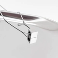 Vue détaillée d'un pendentif cube en argent poli sur une fine chaîne serpent - serpent chaîne