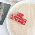 Haarklammer mit rosa Leopardenmuster auf einem Holztablett in Lifestyle-Umgebung - 7.5cm / Rotes Leopardenmuster