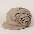 Detalle de la textura de lino plisado en una gorra retro de color marrón tierra - M (56-58cm) / Caqui Claro