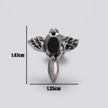 Detailansicht eines gotischen Kreuzohrrings mit schwarzem Zirkon und 1,47 cm Höhenmaß - Kreuzflügel Stil (S34)