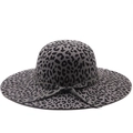 Klassieke fedora hoed van wolvilt met luipaardprint, brede platte rand en lint - M(56-58cm) / Grijs