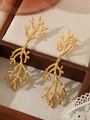 Dettaglio di orecchini a ramo dorati con perle in una scatola portagioie vintage - Orecchini stile ramo di corallo (ZHE857 Gold)