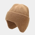 Detalle del gorro de punto acanalado marrón con orejeras y textura de punto grueso - Talla única / Caqui