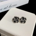 Nahaufnahme von schwarzen Rosenohrringen mit Zirkonia auf einer Schmuckschatulle - 5# Silbernadel Schwarze 3D Blume Stecker