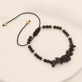 Detail eines schwarzen Onyx-Armbands mit Goldperlen und verstellbarem Textilband - 4# Schwarz
