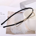 Elegante diadema fina negra con lazo de diamantes dorados sobre un fondo de estilo moderno - Diadema Fina / Lazo Dorado (C7420)