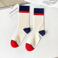 Chaussettes rétro en coton côtelé avec design color-block en blanc, bleu marine et rouge - 36-44 / Rayé Double-aiguille Blanc