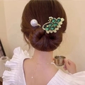 Barrette paon avec strass verts et perle blanche sur une coiffure en chignon chic - Vert Paon