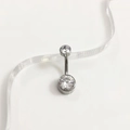 Gros plan d'un piercing au nombril en titane G23 avec deux zircons cubiques clairs - 1.6*10*5*8 / Argent Titane + Zircon Blanc