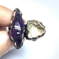 Detalle de anillos hechos a mano con piedras de cristal moradas y amarillas irregulares - Amatista Natural y Cristal Verde Piedra Bruta / Abierto Ajustable