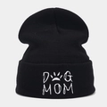 Detailaufnahme der weißen Dog Mom Stickerei mit Pfotenabdruck auf schwarzer Beanie - Einheitsgröße / DOG MOM Schwarz