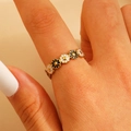 Bague vintage en acier inoxydable doré avec marguerites en émail noir et blanc au doigt - Style Marguerite Noire et Blanche (WG-1301)
