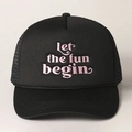 Dettaglio del ricamo rosa sulla parte anteriore del cappello trucker nero - Taglia unica / Nero