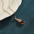 Collana in oro rosa con ciondolo PiXiu e una gemma ovale di colore rosso scuro - Catena a Labbra / Oro Rosa - Catena a Labbra - Pietra Rossa