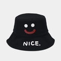 Detail eines schwarzen Fischerhuts mit rotem Smiley-Gesicht und weißem NICE-Schriftzug - M (56-58cm) / Schwarz