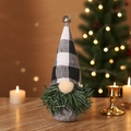 Gnomo navideño con gorro a cuadros blanco y negro y barba verde de agujas de pino - Gnomo a cuadros blancos y negros