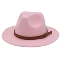 Détail du chapeau en laine rose avec ceinture en cuir marron et boucle dorée - Rose (Bord Plat Corde Jaune)