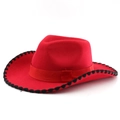 Roter Westernhut aus Wollfilz mit schwarzer Nahtkante und gleichfarbigem Ripsband im Detail - M (56-58cm) / Rot (Schwarze Peitschennaht)