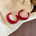 Detalle de pendientes de resina roja en forma de C con ganchos de metal dorado sobre lino - Pendientes de clip / Clip de Oreja Rojo