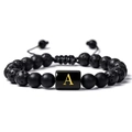 Nahaufnahme von Lavastein-Armband mit matt schwarzen Perlen und goldenem Buchstaben A - Buchstabe A(A)