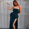 Detail van smaragdgroene strapless satijnen jurk met ruches in de taille en hoge split - S / Groen